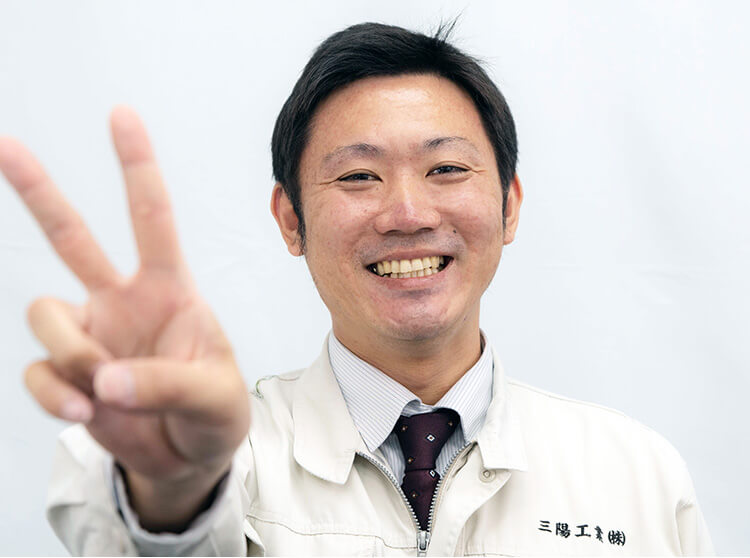 笑顔の男性社員