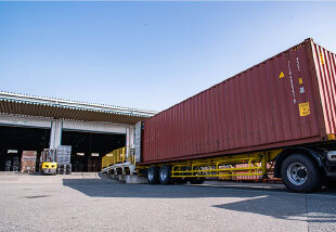 荷物を積んだトラック