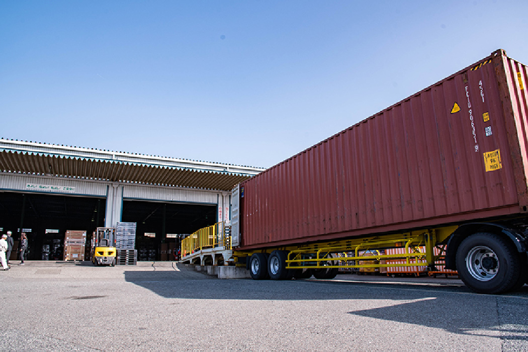 センター外観とコンテナ