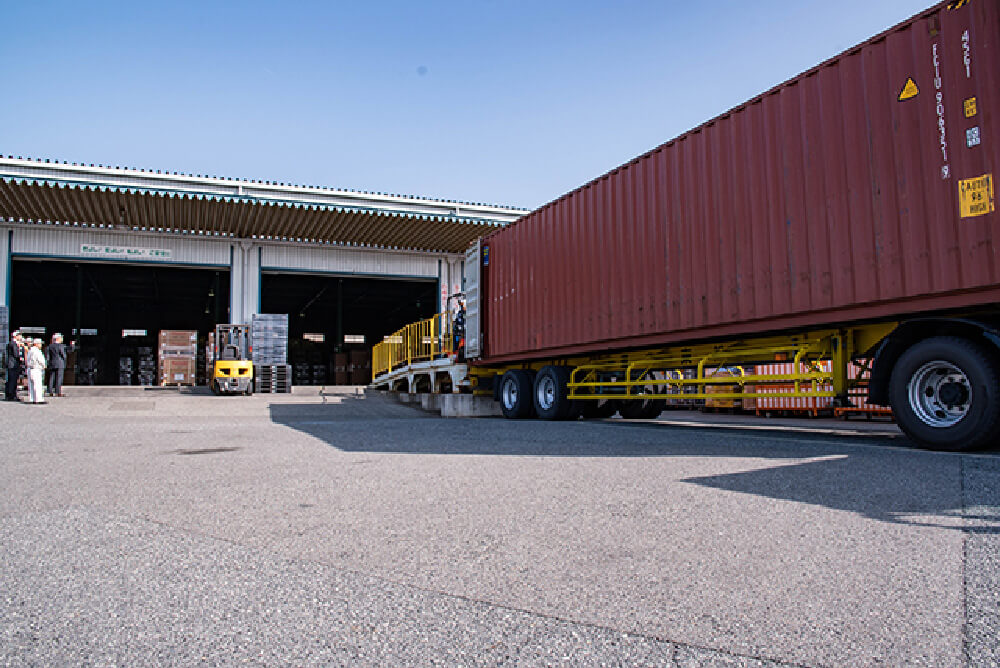 魚住ロジスティックスセンター外観