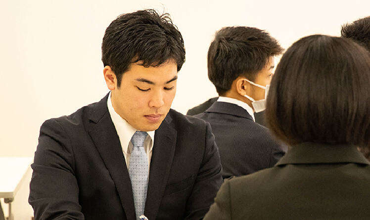 打ち合わせ中の生産推進グループ主任